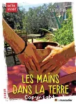 Les mains dans la terre